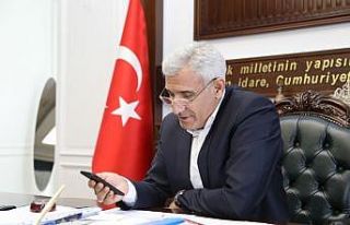 Başkan Güder yaşlıların gönlünü alıyor