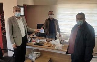 Başkan Kaya, üyelerine maske dağıttı