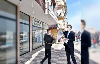 Başkan Köse esnafa ve vatandaşa maske dağıttı