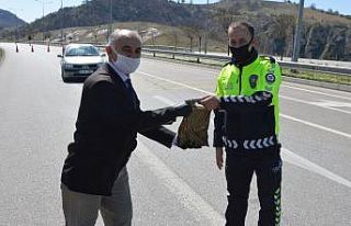 Başkan Özdemir’den polislere hediye