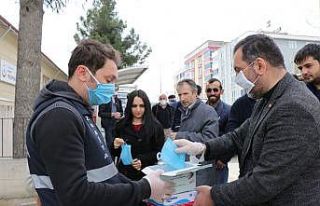 Başkan pazarda maske dağıttı