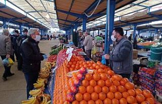 Başkan Şahin pazarda vatandaşlara ve satıcılara...