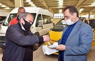 Başkan Şahin sürücülere maske dağıttı