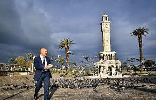 Başkan Soyer, kuşları elleriyle besledi