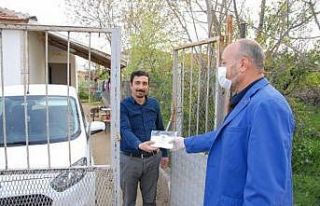 Başkan Tekin evlere maske dağıttı
