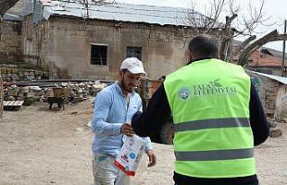 Başkan Yalçın kırsalda hijyen çantası dağıttı