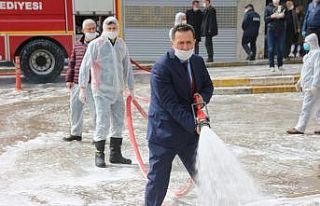 Başkan Yanmaz sokakları elleri ile yıkadı