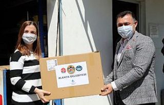 Başkan Yücel muhtarlara 80 bin adet maske dağıttı