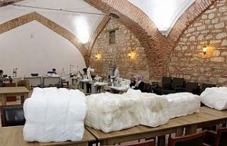 Başkanın eşi maske dikerek destek oluyor