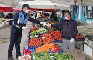 Bayburt halk pazarında maske dağıtıldı