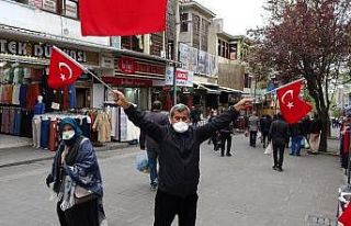 Bayrak satışlarından yüzleri güldü