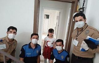 "Bayrak" şiirini okuyarak kumbarasını...