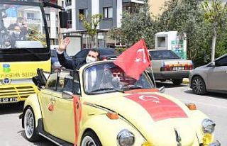 Bayram coşkusunu balkonlarında yaşadılar