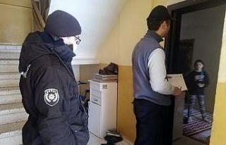 Bekçi eşliğinde yardım paraları dağıtılırken...