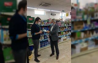 Belediye Başkanı Akağaç, esnaflara maske dağıttı