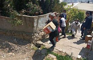 Belediye başkanı kapı kapı gezerek yardım dağıtıyor