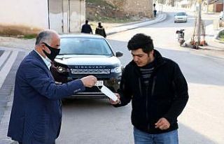 Belediye Başkanı Karadağ vatandaşlara maske dağıttı