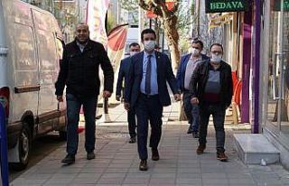 Belediye Başkanı Sarıkurt, emekçilere maske dağıttı