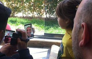 Belediye başkanından sokağa çıkamayan kıza sürpriz...