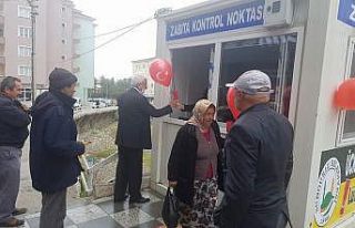 Belediye bayrak ve balonlar dağıttı