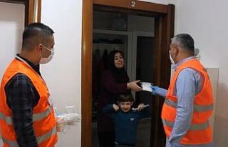 Belediye ekipleri kapı kapı gezip binlerce maske...
