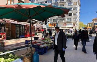 Belediye ekipleri pazaryerinde maske ve eldiven dağıttı