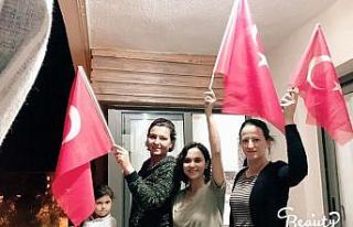 Belediye hoparlöründen çalınan marşa balkonlardan...