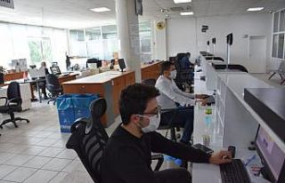 Belediye personeli maske kuralına uyarak hizmet veriyor