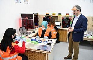 Belediye, sağlıkçılara siperli maske üretiyor