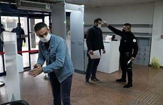 Belediye’ye girişlerde ateş ölçer cihazlar devrede