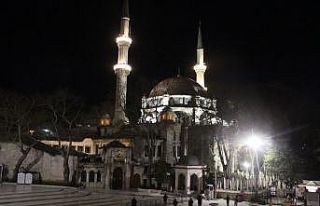 Berat Kandili’nde camiler korona virüs tedbirleri...