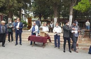 Besni’de CHP vatandaşlara ücretsiz maske dağıttı