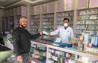Besni’de eczaneler ücretsiz maske dağıtımı...