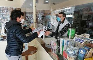 Biga’da eczanede korona virüs önlemi