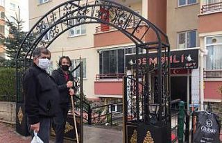 Binalara girip elindeki sıvıyı her yere süren...