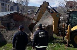 Bingöl’de metruk yapı yıkıldı
