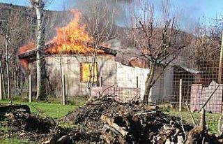 Bingöl’de yangın, baraka kullanılamaz hale geldi