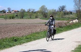 Bisikletiyle 28 kilometre yol giderek öğrencilerine...