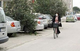 Bisikletiyle yaşlıların maaşlarını dağıtıyor