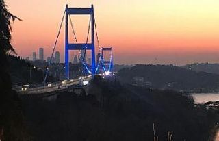 Boğaz Köprüleri polisler için mavi-beyaz ışıkla...
