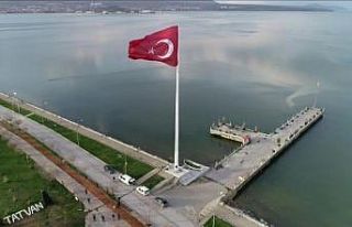 Bölgenin en büyük Türk bayrağı Tatvan’da dalgalanmaya...