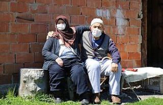 Bolu’da, korona virüsü yenen yaşlı çift yaşadıklarını...