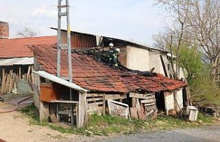 Bolu’da, odunluk yangını kısa sürede söndürüldü