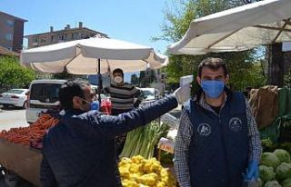 Bolu’da semt pazarında sosyal mesafe kuralına...