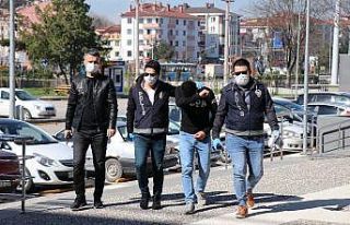 Bolu’da, soyduğu marketin güvenlik kamerası kayıtlarını...