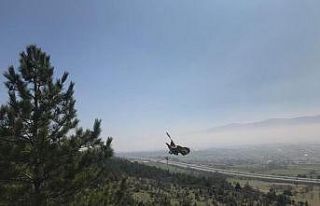 Bolu’da, tedavisi tamamlanan kızıl şahin doğaya...