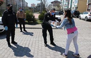 Bolu’da, yardım istedikleri polisleri pasta ve...