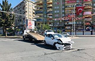 Boş caddede kaza yaptılar