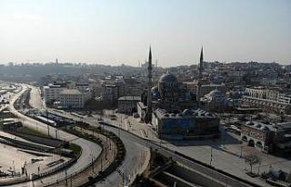 Boş kalan Eminönü Meydanı havadan görüntülendi