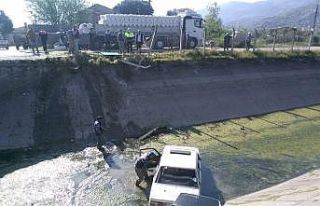 Bozdoğan’da otomobil kanala uçtu; 2 yaralı
